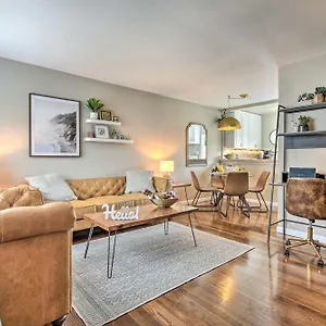 Stylish And Modern Gem With Private Yard! Holiday home